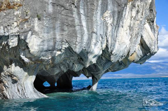 Iluminada pelo sol de fim de tarde, a Catedral de Mármore, no lago General Carrera, região de Puerto Rio Tranquilo, na Carretera Austral, sul do Chile